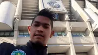 Martinus, menyempatkan selfie di depan Stadion Santiago Bernabeu jelang laga antara Real Madrid melawan Getafe. (Istimewa)