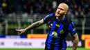 Pemain Inter Milan, Federico Dermico melakukan selebrasi setelah mencetak gol pertama timnya ke gawang Empoli pada laga lanjutan Liga Italia 2023/2024 yang berlangsung di Stadion Giuseppe Meazza, Milan, Italia, Selasa (02/04/2024) WIB. (AFP/Piero Cruciatti)