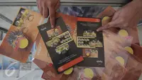 Petugas menunjukan perangko edisi Gerhana Matahari Total di Kantor Pos Indonesia, Jakarta, (25/2). Pos Indonesia (Persero) menerbitkan prangko edisi khusus tersebut dalam rangka menyambut peristiwa gerhana matahari total. (Liputan6.com/Angga Yuniar)
