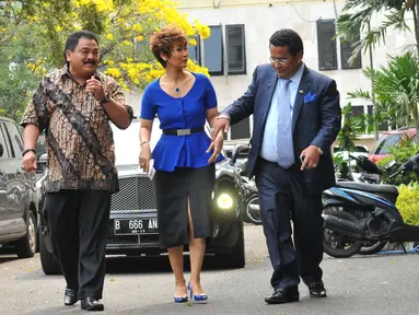 Penyanyi Dangdut, Inul Daratista bersama pengacara Hotman Paris Hutapea tiba di Polda Metro Jaya, Jakarta, Jumat (13/11). Inul melaporkan pengacara Andar Situmorang terkait pernyataan bahwa inul memiliki anak haram. (Liputan6.com/Faisal R Syam)