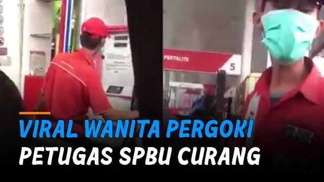 Wanita tersebut menginterogasi petugas dengan kesal.