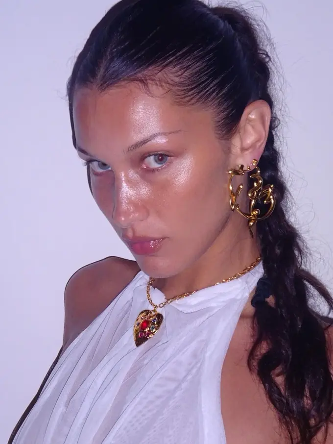 Bella Hadid Kenakan Gaun Tembus Pandang Seharga Rp40 Juta yang Terinspirasi dari Cairan Tubuh