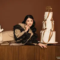 Dengan pulasan makeup flawless nan anggun, banyak yang memuji pesonanya bak Song Hye Kyo versi lokal. Tidak heran, karena look ini memang memancarkan aura bintang Korea, sekaligus tetap memberi sentuhan khas yang elegan. [@riomotret].