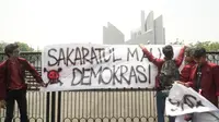 Mahassiswa Bandung menggelar aksi turun ke jalan memprotes DPR atas sejumlah RUU. (Liputan6.com/Huyogo Simbolon)