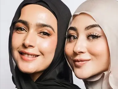 Nabila Syakieb membagikan potretnya bareng adik ipar, Margin Wieheerm yang merupakan istri dari Ali Syakieb.Dalam potret tersebut, keduanya kompak tampil dengan gaya hijab yang sama. Keduanya pun memancarkan pesona wanita Timur Tengah. (Liputan6.com/IG/@nsyakieb85)