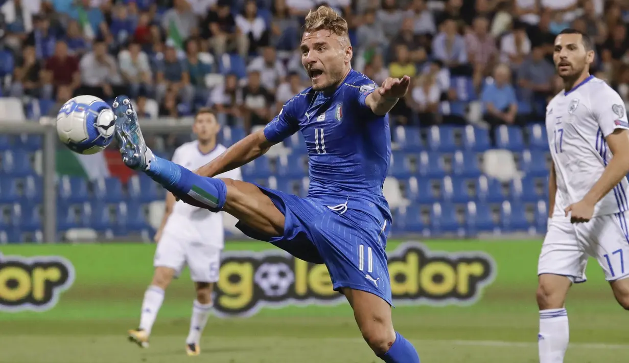 Striker Italia, Ciro Immobile, mengontrol bola saat melawan Israel pada laga kualifikasi Piala Dunia 2018 di Stadion Reggio Emilia, Italia, Selasa (5/9/2017). Italia menang 1-0 atas Israel. (AP/Luca Bruno)