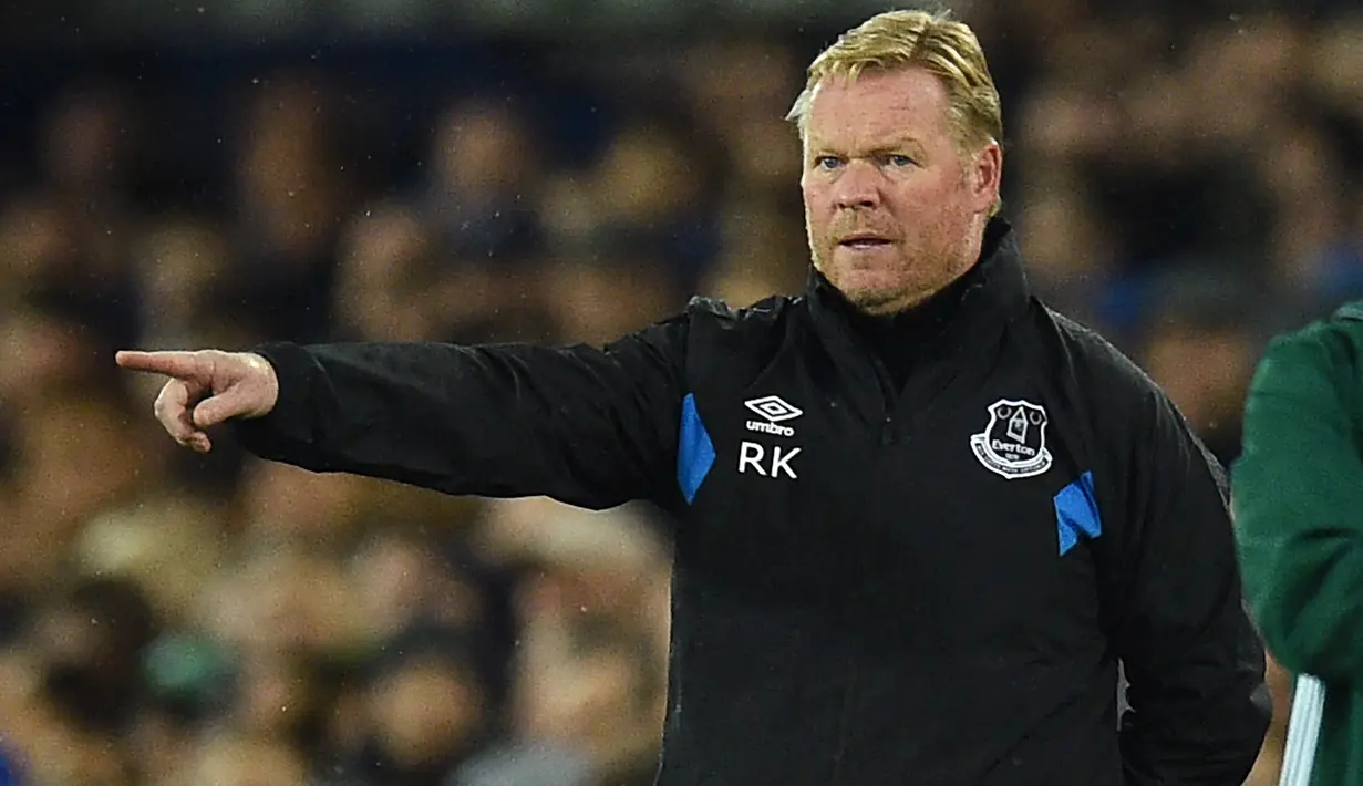 Ronald Koeman. Pelatih berusia 59 tahun yang kini berstatus tanpa klub ini telah resmi ditunjuk menggantikan posisi Louis van Gaal sebagai pelatih Timnas Belanda usai Piala Dunia 2022 nanti. Di Liga Inggris, ia sempat membesut Everton di awal musim 2016/2017 hingga Oktober 2017. (AFP/Oli Scarff)