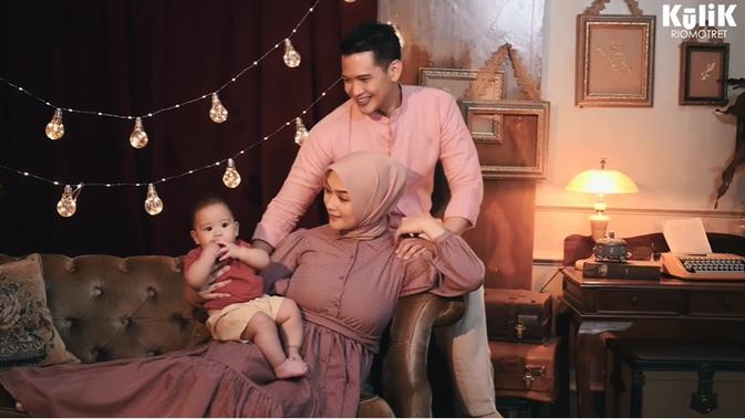 Pemotretan keluarga Rezky Adhitya dan Citra Kirana (Sumber: YouTube/RIOMOTRET)