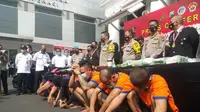 Polrestabes Surabaya mengungkap kasus peredaran narkotika, psikotropika dan obat terlarang (narkoba) jenis sabu-sabu seberat total 42,8 kilogram. (Dian Kurniawan/Liputan6.com).