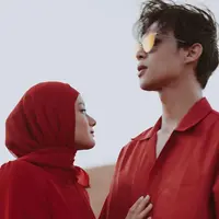 Sejak beberapa waktu terakhir, Dinda Hauw diketahui tengah berada di Dubai. Dinda Hauw dipercaya menjadi model dari salah satu brand kecantikan. (Instagram/dindahw).