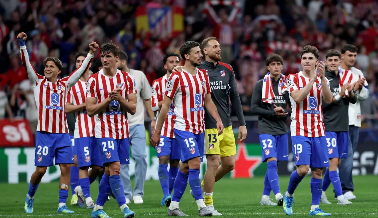 Selanjutnya, Atletico Madrid akan melawan pemenang laga leg kedua perempat final Liga Champions 2025/2026 lainnya, antara Arsenal atau Sporting CP. Tampak dalam foto, penyerang Atletico Madrid asal Argentina, Julian Alvarez (kanan) bersama rekan-rekan setimnya merayakan merayakan kemenangan di akhir pertandingan leg kedua perempat final Liga Champions 2025/2026 melawan FC Barcelona di Stadion Metropolitano, Madrid pada Selasa 14 April 2026 waktu setempat atau Rabu (15/4/2026) dini hari WIB. (Thomas COEX/AFP)