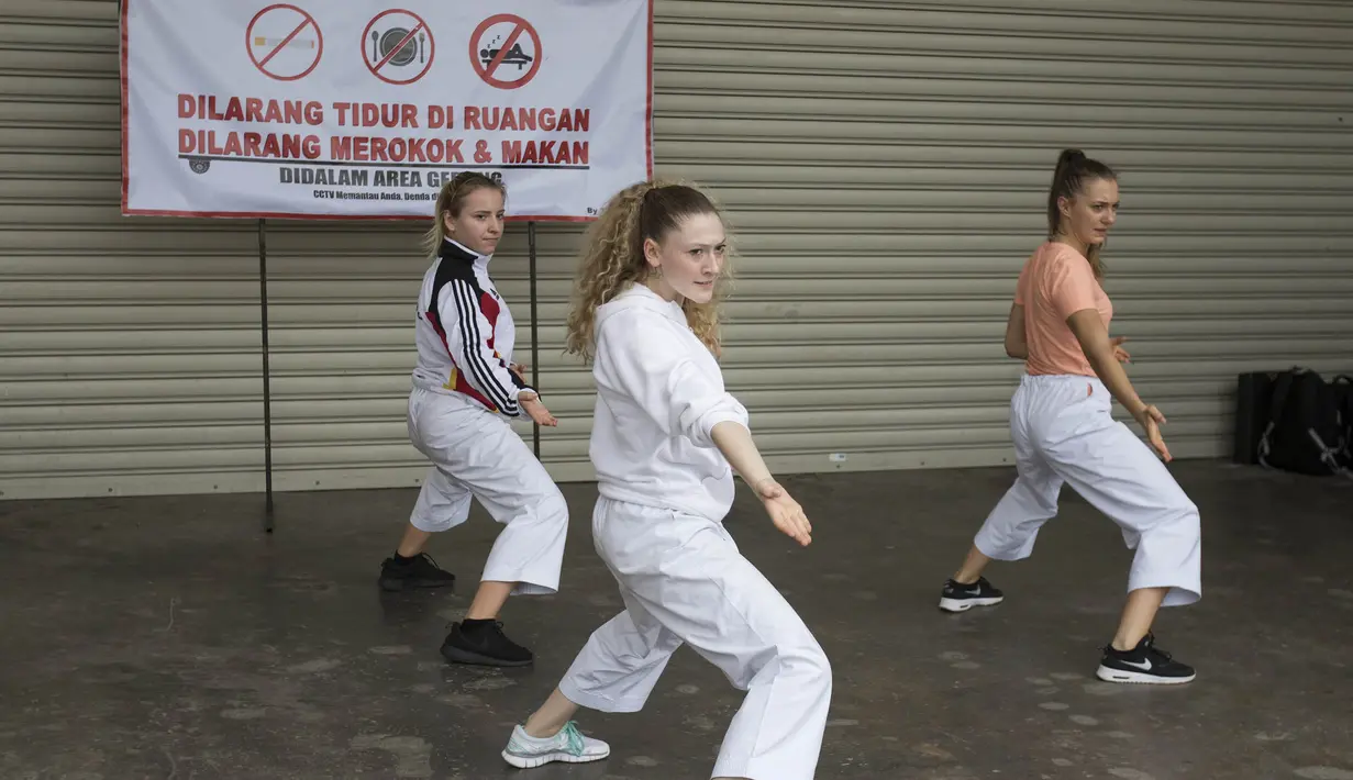Tim Karateka Jerman melakukan pemanasan sebelum tampil pada Kejuaraan Dunia Karate Junior, Cadet, dan U-21 2015. (Bola.com/Vitalis Yogi Trisna)
