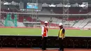 Presiden Joko Widodo (Jokowi) berbincang dengan Menteri Pekerjaan Umum dan Perumahan Rakyat Basuki Hadimuljono ketika meninjau renovasi Stadion Utama Gelora Bung Karno, Jakarta, Kamis (19/10). (Liputan6.com/Angga Yuniar)