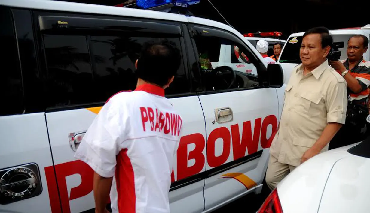 Sekitar 20 mobil berisi para relawan kesehatan diberangkatkan secara langsung oleh Prabowo Subianto, Minggu (16/03/14) (Liputan6.com/Helmi Fithriansyah)