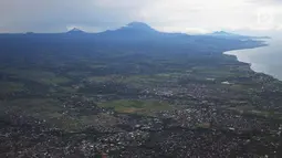 Landskap Gunung Agung terlihat dari udara, Bali, Kamis (30/11). Asap yang dikeluarkan dominan putih dan tidak berwarna abu kegelapan seperti hari-hari sebelumnya. (Liputan6.com/Immanuel Antonius)