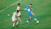 Gelandang Persib Bandung, Luciano Guaycochea berduel dengan gelandang bertahan Arema FC, Robi Darwis, pada laga Grup A Piala Presiden 2026 di Stadion Si Jalak Harupat, Kabupaten Bandung, Sabtu (25/7/2026). (Media Piala Presiden)