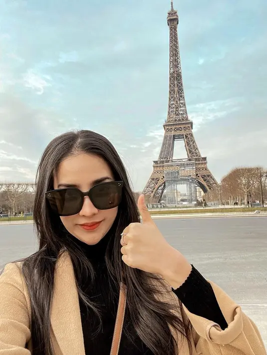 Tengah berada di Paris, pemain film Garis Waktu ini tak lupa mengabadikan momen selama di sana. Dengan latar Menara Eiffel, Anya Geraldine berpose cantik dengan kacamata hitam.(Liputan6.com/IG/@anyageraldine)