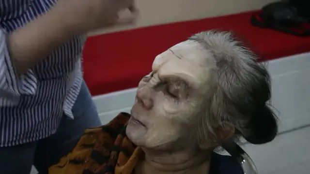 Dewi Sri perankan Mbah Dok (YouTube/irene widya)