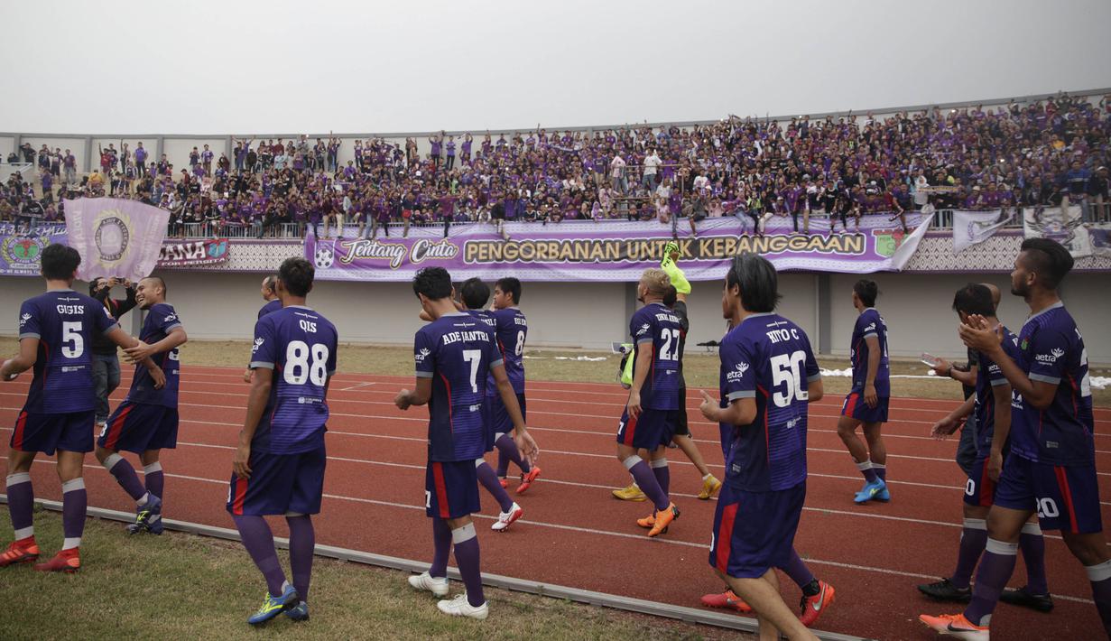 Para pemain Persita Tangerang menyapa suporter usai mengalahkan Persibat Batang pada laga Liga 2 di Stadion Sport Center, Tangerang, Selasa (2/7). Persita menang 4-0 atas Persibat. (Bola.com/Vitalis Yogi Trisna)