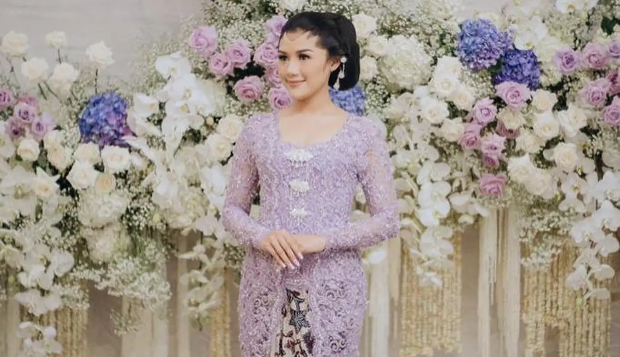 Ini adalah penampilan Erina Gudono di malam midodareni sebelum pernikahannya dengan Kaesang. Kebaya ungu dengan motif brokat yang sangat cantik ini juga terasa pas melekat sempurna di tubuh Erina.