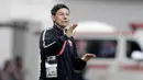 Pelatih PSM Makassar, Darije Kalezic, memberikan instruksi saat melawan Lao Toyota FC pada laga Piala AFC 2019 di Stadion Pakansari, Bogor, Rabu (13/3). PSM menang 7-3 atas Lao. (Bola.com/M. Iqbal Ichsan)