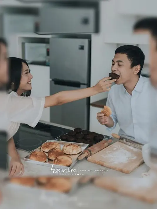 Lihat betapa mesranya Anissa Aziza saat menyuapi pria kelahiran 28 Desember 1984 itu dengan kue. (Foto: instagram.com/raditya_dika)
