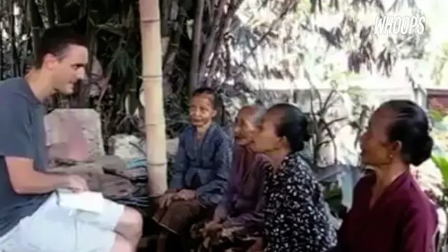 Sang bule dan nenek tersebut saling merasa asing dengan bahasa masing-masing.