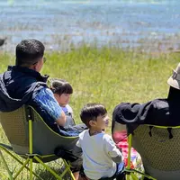 Ratna Galih dan suami momong anak kembar (Instagram/ratnagalih)