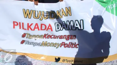 Mahasiswa yang tergabung dalam Tim Pengawal Pilkada Jakarta (TPPJ ) KAMMI menggelar aksi damai pada kegiatan Car Free Day di Jakarta, Minggu (9/4). Mereka menyerukan agar masyarakat menolak money politik dalam Pilkada DKI 2017. (Liputan6.com/Angga Yuniar)