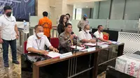 Polisi mengungkap dan menangkap tersangka penipuan social engineering bermodus phising melalui situs palsu perubahan tarif transfer BRI, Kamis (24/11/2022) di Bareskrim Polri, Jakarta. (Foto: Istimewa)