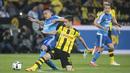 Gelandang Borussia Dortmund, Julian Weigl, berebut bola dengan pemain Hamburg SV, Bobby Wood. Pada laga tersebut Borussia Dortmund memakai skema 4-3-3 sementara Hamburg SV dengan formasi 4-2-3-1. (AP/Bernd Thissen)