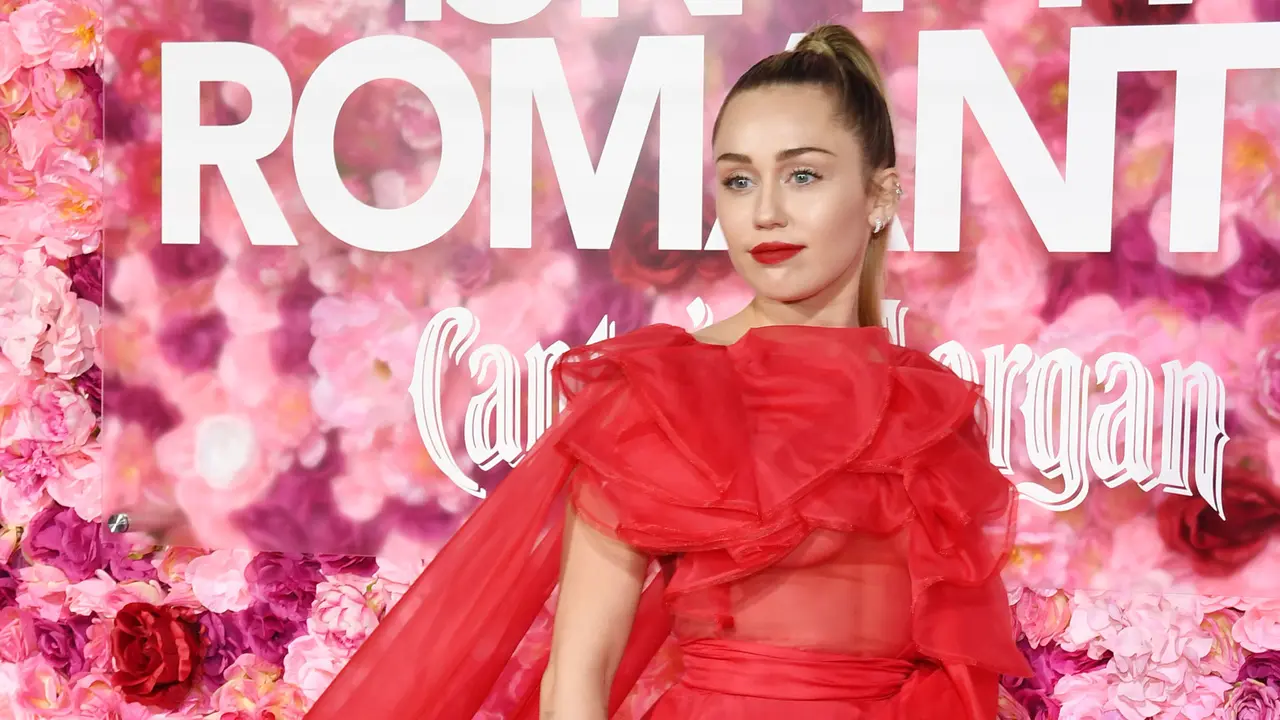 Miley Cyrus Tampil Memesona di Pemutaran Film Isn't It Romantic