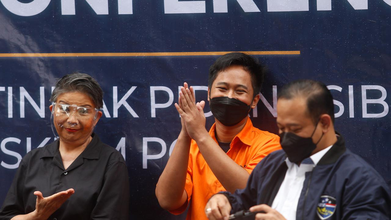 Masih Penuh Senyum, Ini 6 Potret Doni Salmanan yang Sudah Pakai Baju Tahanan