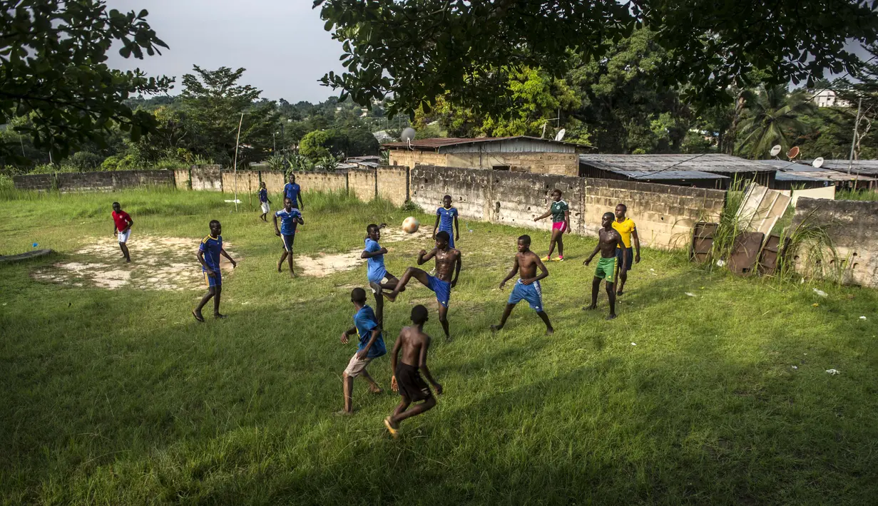 Bocah-bocah Gabon sedang menikmati bermain sepak bola di Franceville (17/1/2017). Antusias bermain sepak bola karena Gabon menjadi Tuan Rumah penyelenggara Piala Afrika 2017.  (AFP/Khaled Desouki)