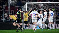 Inter Milan harus puas bermain imbang 1-1 kontra Genoa pada laga pekan ke-18 Serie A di&nbsp;Stadio Comunale Luigi Ferraris, Genoa, Sabtu (30/12/2023) dini hari WIB. (AFP/Piero CRUCIATTI)
