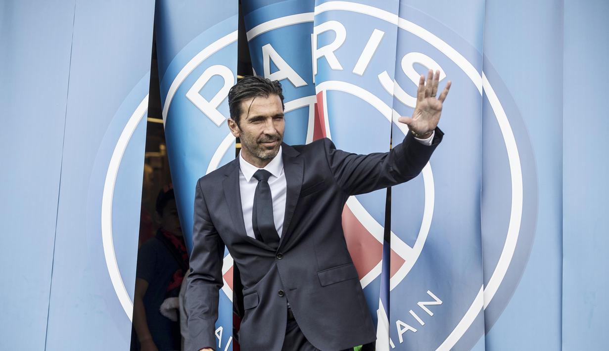 Kiper anyar Paris Saint-Germain (PSG), Gianluigi Buffon, menyapa fans saat tiba di Stadion Parc des Princes, Paris, Senin (9/7/2018). PSG resmi perkenalkan Gianluigi Buffon sebagai rekrutan baru. (AP/Jean-Francois Badias)