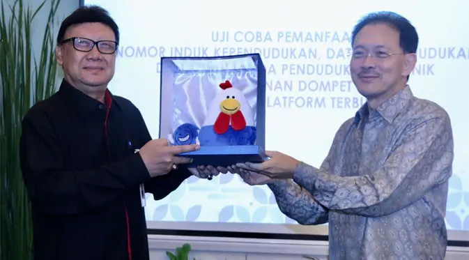 Menteri Dalam Negeri, Tjahjo Kumolo bersama Komisari Utama PT Elang Mahkota Teknologi Tbk (Emtek) Eddy Sariaatmadja dalam acara Integrasi DANA dengan Dukcapil. (Liputan6.com)