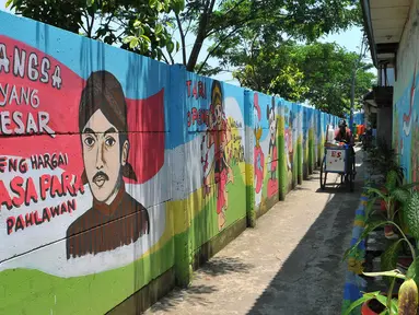 Kondisi sebuah gang yang dihiasi warna-warni mural di Kelurahan Rorotan, Jakarta, Kamis (29/3). Gang Bulak I yang terletak di RW 13 Kelurahan Rorotan tersebut kini lebih dikenal dengan sebutan 'Gang Mural'. (Merdeka.com/Iqbal S Nugroho)