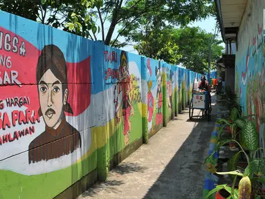 Kondisi sebuah gang yang dihiasi warna-warni mural di Kelurahan Rorotan, Jakarta, Kamis (29/3). Gang Bulak I yang terletak di RW 13 Kelurahan Rorotan tersebut kini lebih dikenal dengan sebutan 'Gang Mural'. (Merdeka.com/Iqbal S Nugroho)