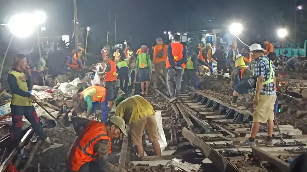 PT KAI Daop 9 Jember lakukan pergantian rel kereta jelang angkutan Nataru 2025 (Istimewa)