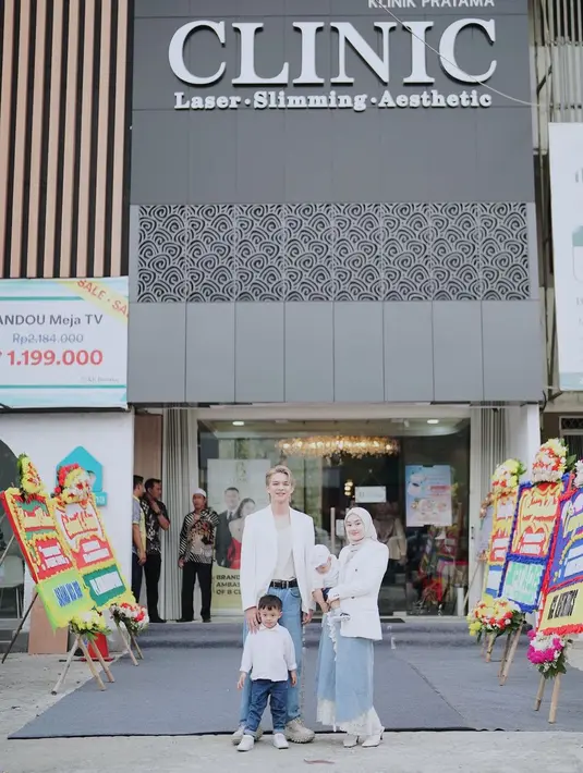 Dalam unggahan terbaru sang istri, Dinda Hauw, netizen berhasil dibuat pangling dengan transformasi penampilan Rey Mbayang. [@dindahw]