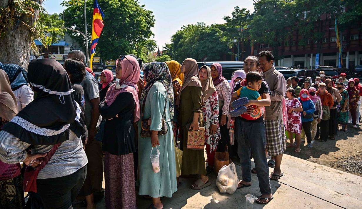 Program ini menghadirkan beras Stabilisasi Pasokan dan Harga Pangan (SPHP) dengan harga khusus Rp55.000 per kemasan 5 kilogram. (Juni KRISWANTO/AFP)