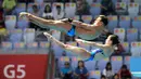 Aksi atlet loncat indah Amerika Serikat, Olivia Rosendahl dan Zachary Cooper saat tampil pada babak final platform sinkronisasi 10 meter campuran di Kejuaraan Renang Dunia, Gwangju, Korea Selatan, Sabtu (13/7/2019). (AP Photo/Lee Jin-man)