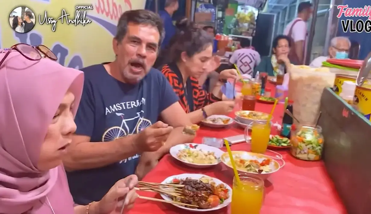 Saat di ajak makan di tempat mahal pada tidak mau, dan kurang semangat, Ussy mengajak mertuanya untuk makan sop iga hingga sate di warung tenda pinggir jalan. Ternyata, orangtua Andhika Pratama juga lebih suka makanan warung tenda atau kaki lima. [Youtube/Ussy Andhika Official]