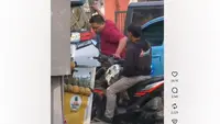 Ngamuk Diserempet, Pengemudi Alphard Rusak Motor Pakai Batu