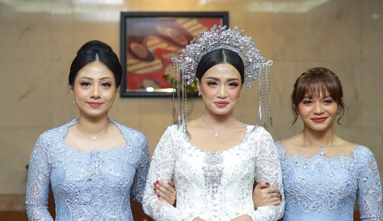 Amel Carla pakai kebaya biru di momen akad nikah. Tatanan rambut dengan poni membuat tampilan Amel makin cantik. Kenakan kebaya warna biru cerah, lipstik Amel kontras berwarna lebih gelap. Kalung yang dikenakannya mendukung penampilannya jadi makin menarik. Tak hanya fokus dengan penampilan Amel, beberapa netizen memuji pesona kakak Amel di pernikahannya. (Liputan6.com/IG/@amelcarla)