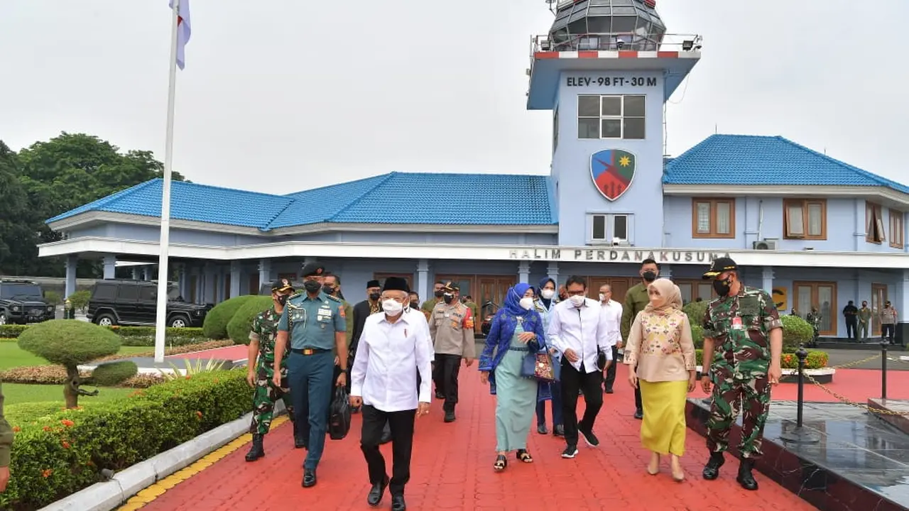 Wakil Presiden (Wapres) Ma'ruf Amin bertolak ke Kabupaten Lumajang, Provinsi Jawa Timur untuk meninjau posko pengungsi korban letusan Gunung Semeru, Kamis (16/12/2021) pagi.