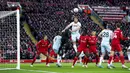 Pemain West Ham United Craig Dawson (tengah) menyundul bola untuk mencetak gol ke gawang Liverpool pada pertandingan sepak bola Liga Inggris di Stadion Anfield, Liverpool, Inggris, 5 Maret 2022. Liverpool menang 1-0. (AP Photo/Jon Super)