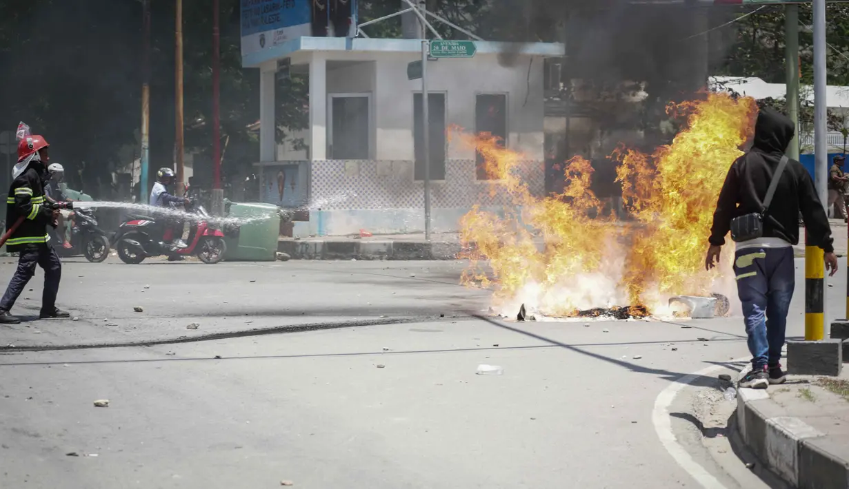 Mahasiswa dari berbagai universitas melakukan aksi unjuk rasa di sebuah jalan di Dili, Timor Leste, pada 16 September 2025. (VALENTINO DARIELL DE SOUSA/AFP)