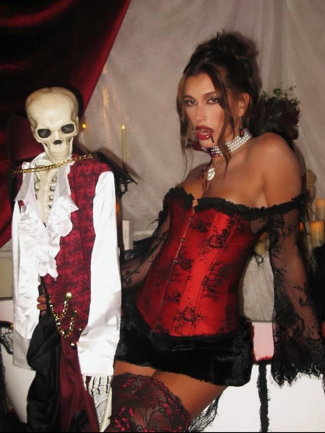 Gaya Totalitas Hailey Bieber Cosplay saat Halloween. [@haileybieber]